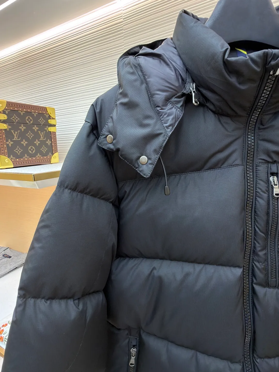 Ralph Lauren classic red label down jacket ●Original version: Purchased and developed in 2099 ●Item number: 1681655-D60 ●Fabric: white duck down fabric ●Technology: mechanical down filling ●Color: black ●Version: fitted version ●Weight: about 835 grams ●Size: S-M-L-XL ●Description: Nylon fabric has good windproof and waterproof properties and can effectively block the intrusion of wind and rain from the outside Keeps the inside dry and suitable for wearing in humid or rainy conditions. The red label on the chest is made with an imported MECLO embroidery machine. The original pattern is scanned first, and then high-quality silk thread is used to make a pattern. The density effect is adjusted by continuous pattern making. Detachable hood: The down jacket is equipped with a detachable nylon hood, which users can easily remove or install according to weather changes or personal preferences, which is both practical and convenient. The details are exquisitely processed: the zipper design is simple and elegant, easy to operate; the closing design of the cuffs and hem effectively prevents the intrusion of cold wind, improving the warmth and comfort of wearing. It uses 90 white duck down with a weight of 260g to ensure excellent thermal insulation performance. After strict screening and processing, the velvet is not easy to drill, ensuring durability. The overall wiring is straight and delicate, the fabric is comfortable and soft, and the color is consistent without color difference. It can be matched with the same style to create a fashionable look and control various occasions. Customized accessories, complete with three standards, same style for men and women!